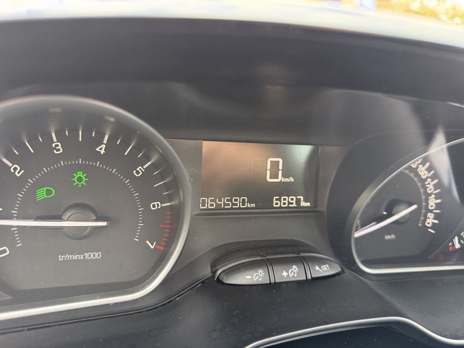 Peugeot 208 2018 Benzină Euro 6 / 64.000 km / Navigatie 5400 Euro