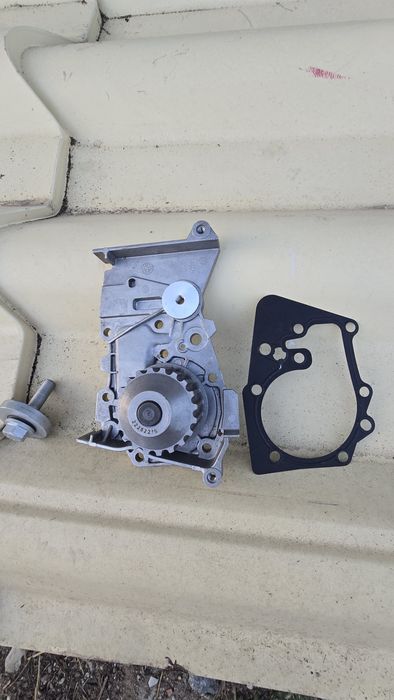 Помпа на Дастер новая