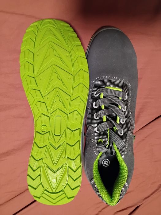 Работни обувки с метална пластина.номер 42.