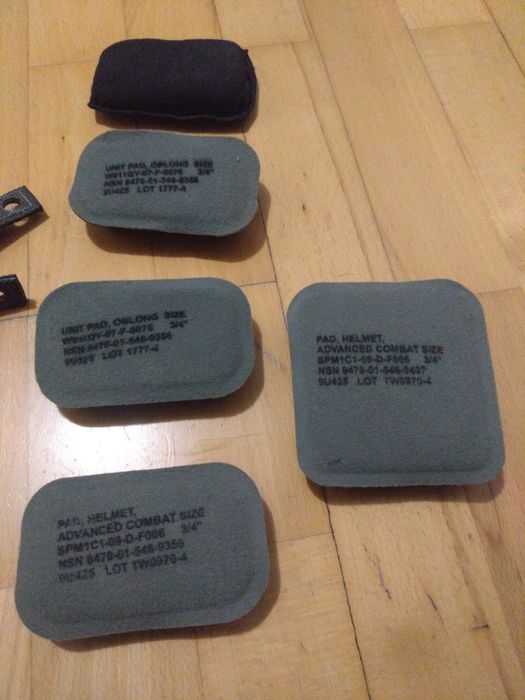 Buzunare, bureți și curea pentru casca, cască fără microfon