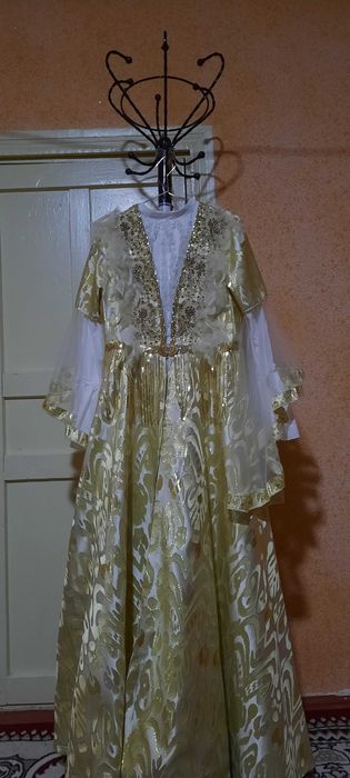 Ansanbil kelinlar libosi.kamplek sari,tillaqosh,sirga taqinchogi bor