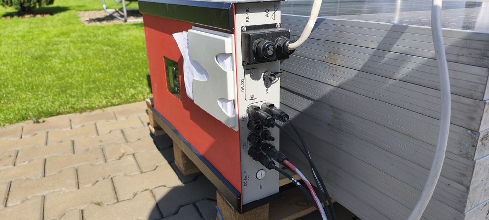 1 Invertor effekta +9 panouri solare +suporții
