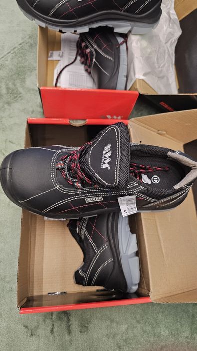 Bocanci de munca/Safety shose marimea 41 si 42