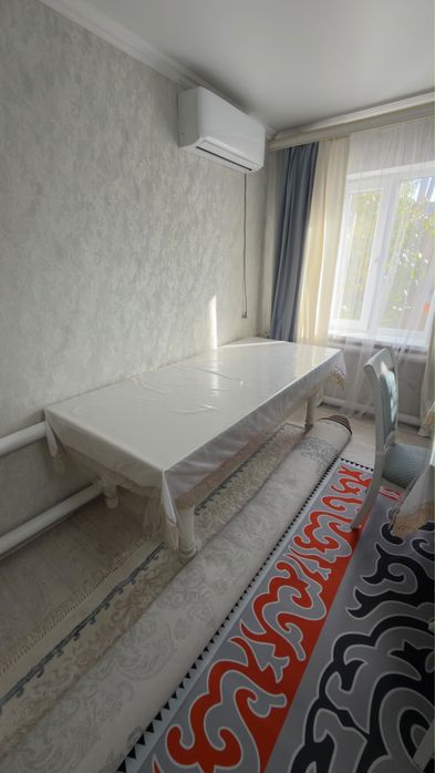 Продам два стола со стульями