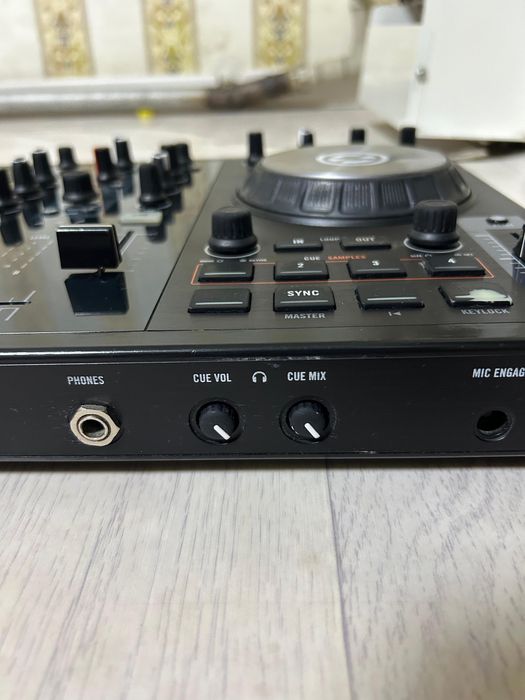 Контроллер Traktor Kontrol S2