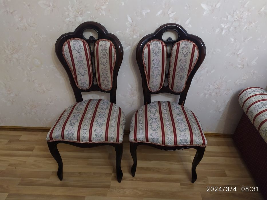 Продаётся стулья норм состоянии. 10 штук есть.