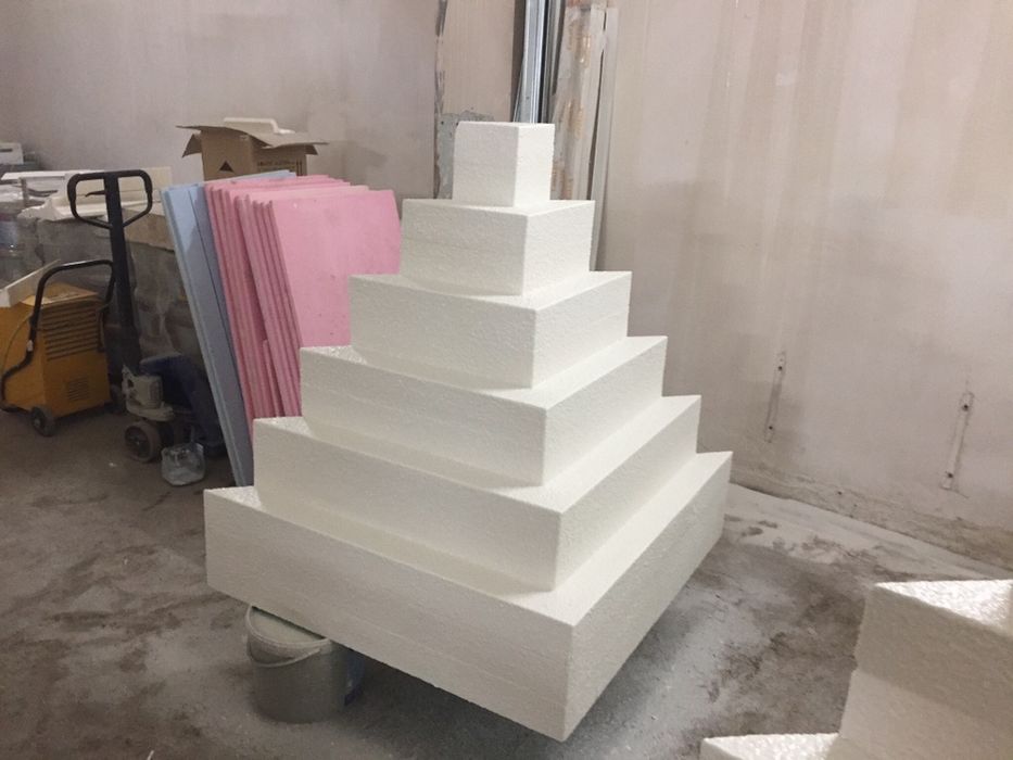 Ancadramente , coloane , capiteluri , litere volumetrice