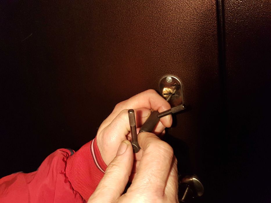 Открою и заменю замок, Взломаю Дверь, Вскрою любые замки в Алматы.