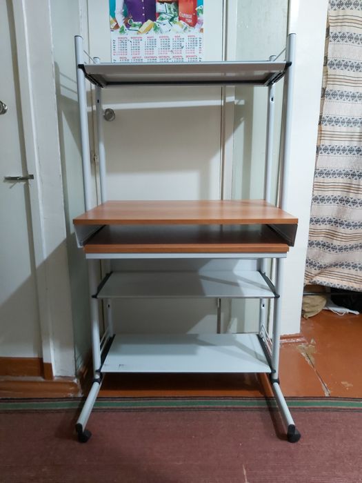 Металлический компьютерный стол