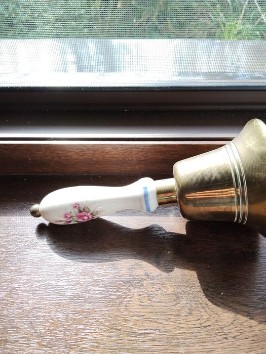 De vânzare un clopoțel cu mâner de porțelan este foarte vechi  alamă