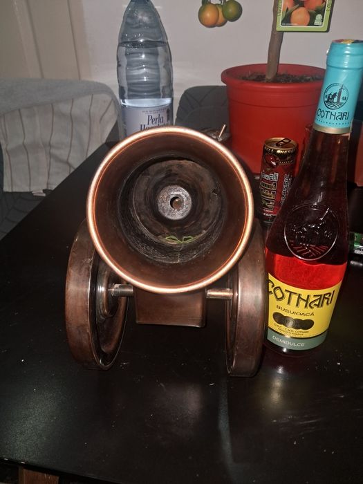 Suport decorativ pentru sticlă de vin, în formă de tun – cupru roșu, lucrat manual