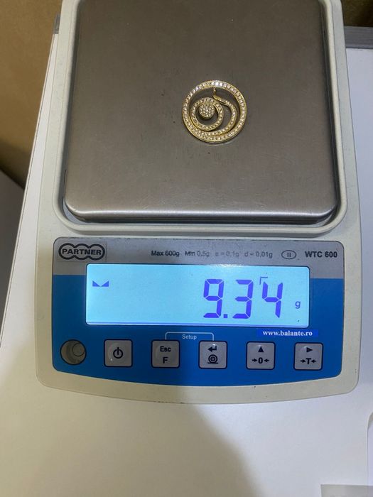 Medalion cu pietre prețioase din aur de 18K Amanet BKG