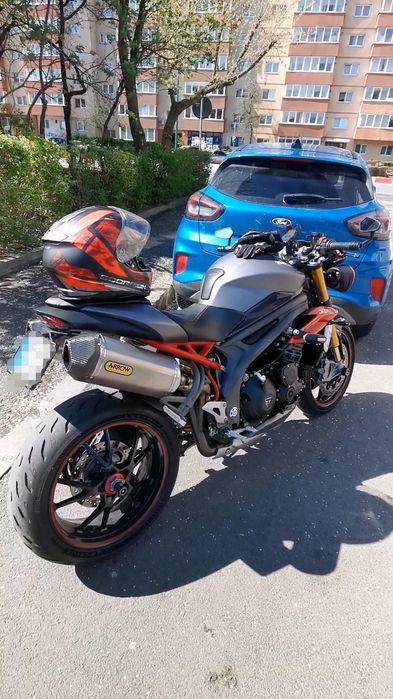 Triumph Speed Triple 1050 R 10/2016

25.000 km reali.

Motocicleta se prezintă foarte bine atât estetic, cât și mecanic. Țin
