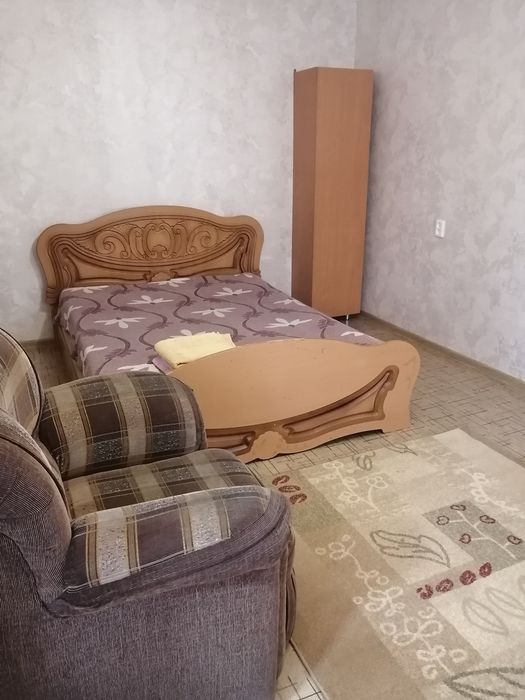 Отдам двуспальную кровать с матрацом