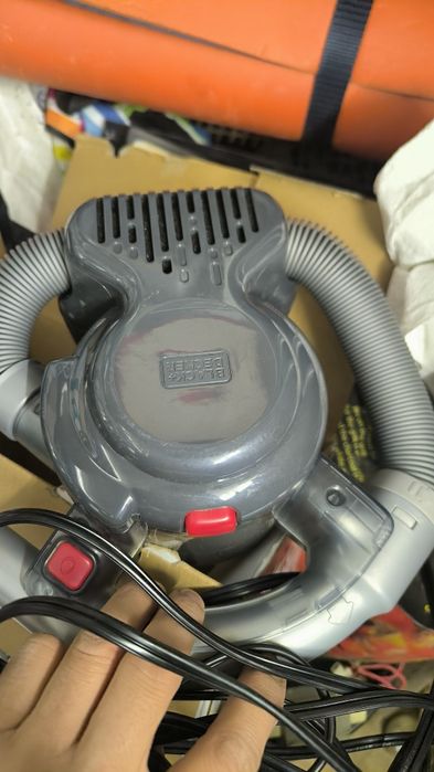 Vând  aspirator  Black & Decker 12V