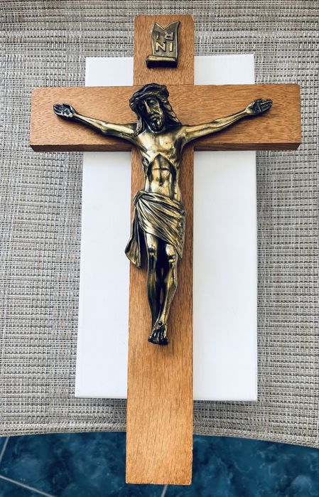 Дървен кръст с бронзова фигура Разпятие Христово