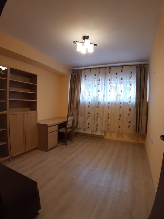 Inchiriez apartament 3 camere decomandat