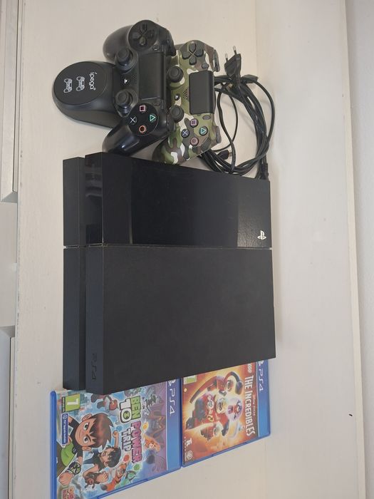 PS4 500GB с 2 джойстика, 3 игри и зарядна станция