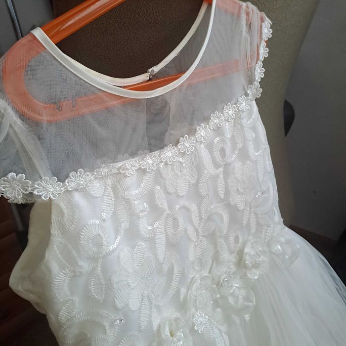 Платья нарядные.