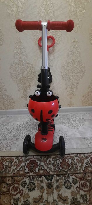 Детскый самокат красный и черный