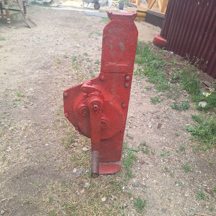 Продам домкрат б/у