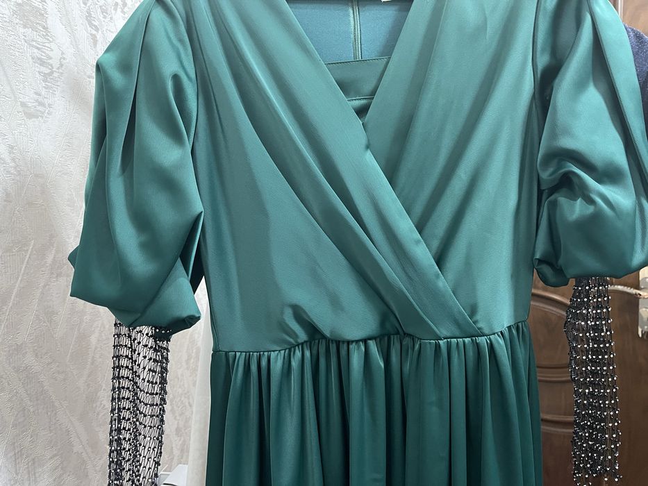 Uzun izumrud vecheeniy ko’ylak