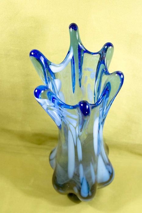 Ваза Синего оттенка с белыми вставками, рванные края