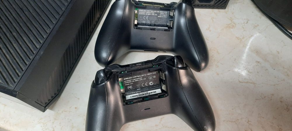 vand xbox one cu 2 manete