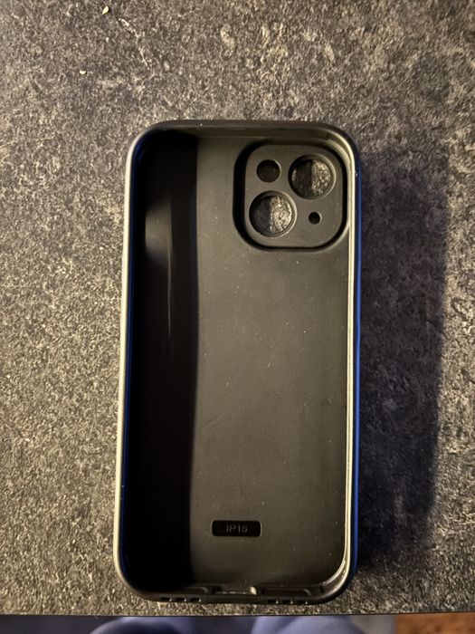 Продавам три калъфа за iPhone 15