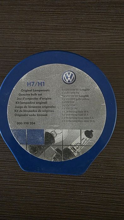 Оригинален комлект с резервни  крушки и бушони VW