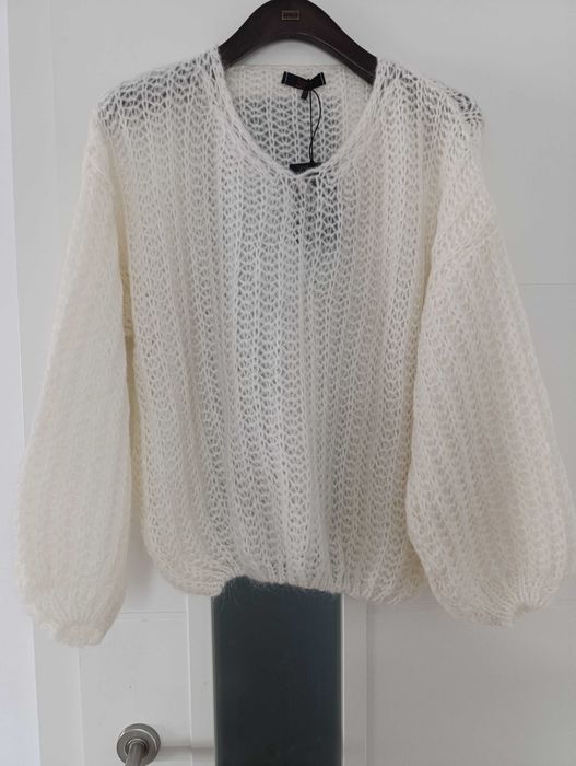 Нов ,бял пуловер.