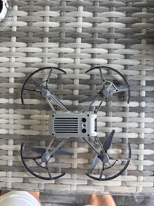 Продавам дрон Dji tello