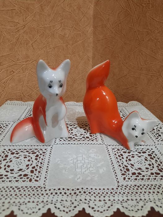 Фарфоровые статуэтки из серии "Играющие лисята".
Городницкий фарфоровы