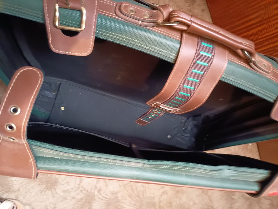 Продава марков куфар добро състояние