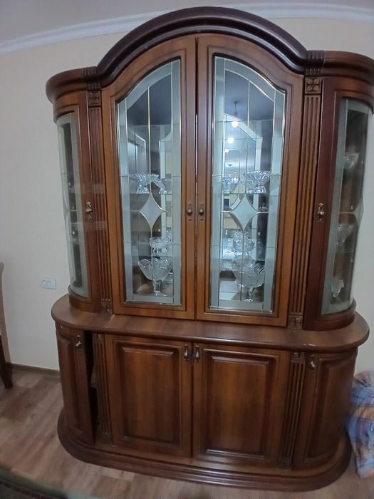 Продам сервант недорого