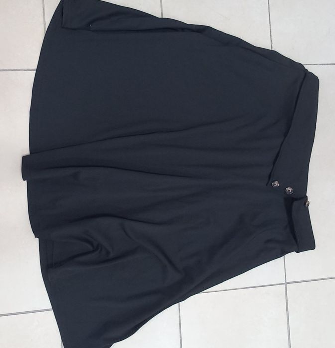 Дамска пола под коляното