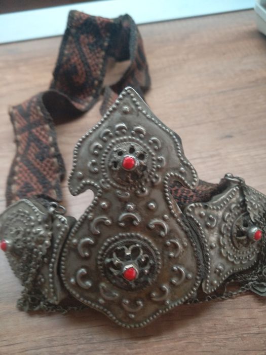 Продавам антикварни сребърни пафти с филигран и червен корал