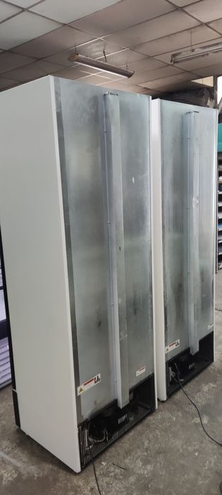 Вертикална хладилна витрина