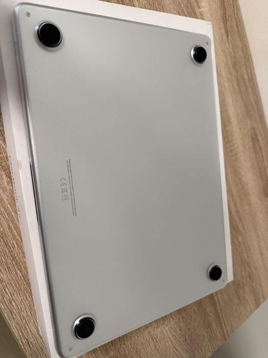 MacBook Air M4 și Airpods Pro 3