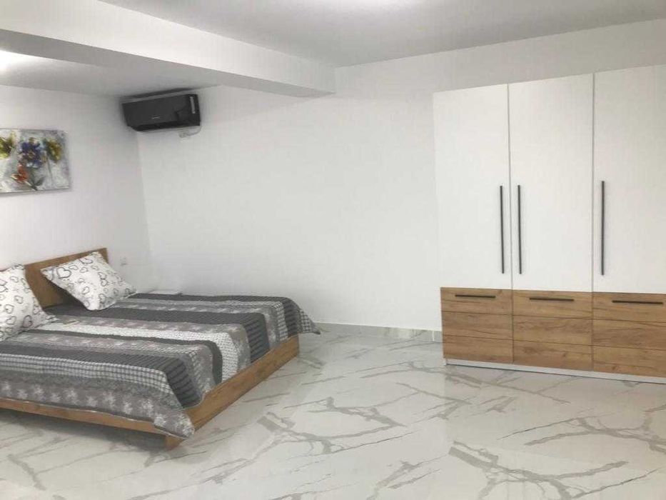Garsonieră modernă, spațioasă, 50 mp,cu balcon,bucătărie, baie.