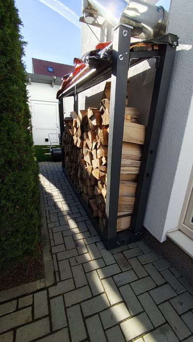 Soba din fontă cu cahle albe din teracota cu lemne de foc inclus