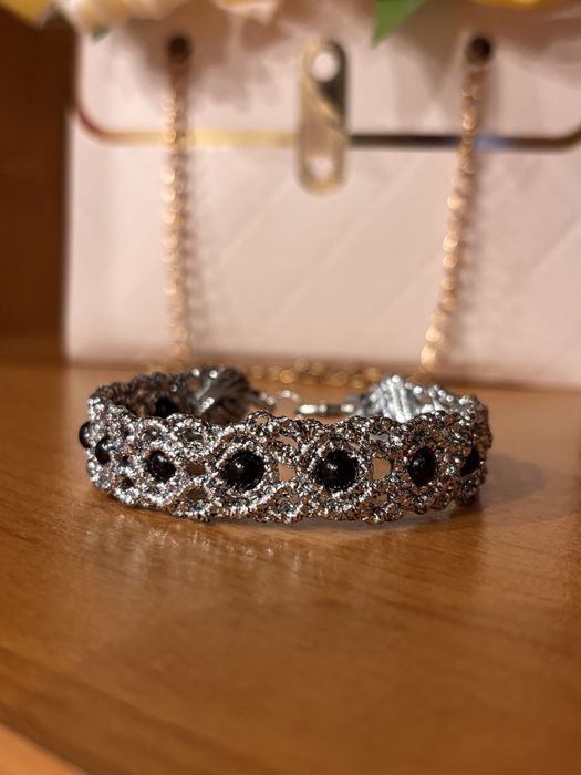 Brățară argintie împletită cu mărgele negre - Nouă, hand-made
