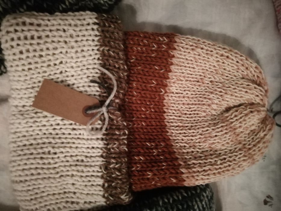 Топли шапки от висококачествени материи. И плетени от вълна, мохер.