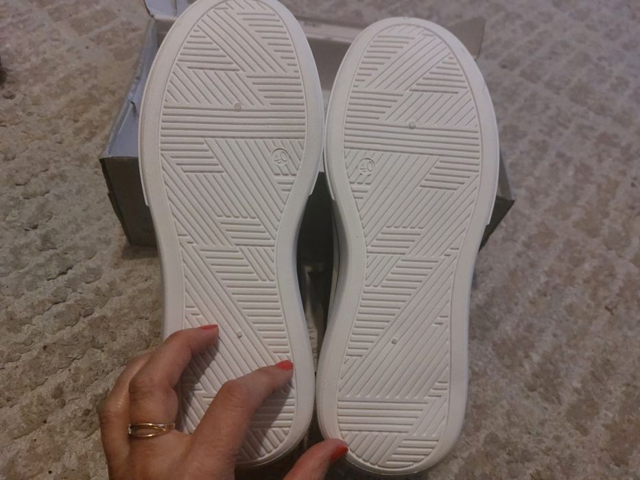 35 лв, нови маратонки с етикет, 40 номер,  стелка 25 см