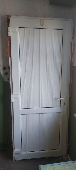 Продам дверь пластиковая входная
