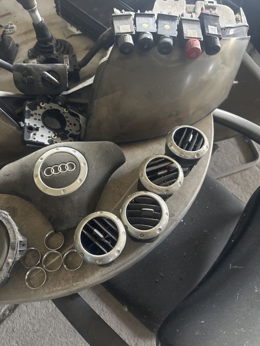 Elemente interior Audi TT mk1 faruri suporti grile