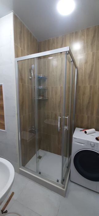 Душкабина , перегородки, стеклянные двери.