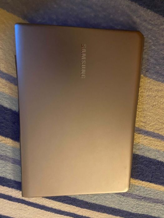 Vând  leptop samsung