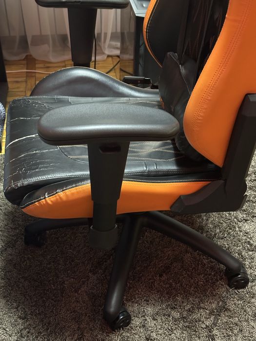 Продам игровое компьютерное кресло COUGAR.