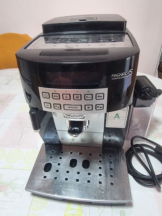 Vând expresor Delonghi  Magnifica s capucino